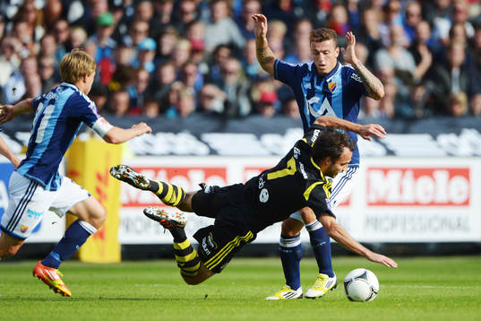 Helgi Danielsson, AIK faller framför Erton Fejzullahu,