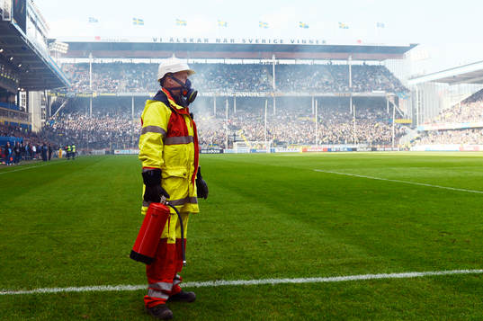 Pyrotekniker. Matchen framskjuten