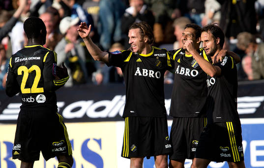 Helgi Danielsson och Nils Eric Johansson gratulerar Celso