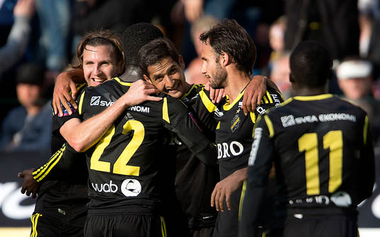 Helgi Danielsson och Nils Eric Johansson gratulerar Celso