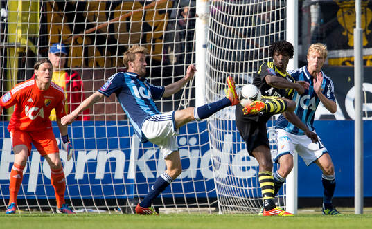 Mohamed Bangura, AIK klackar framför Djurgårdens mål