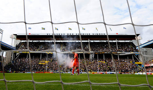 Matchen avbröts flera gånger pga pyroteknik. Här lämnar