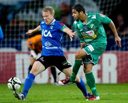 Johnny Lundberg, Halmstad, stoppar Bruno Santos da Silva,