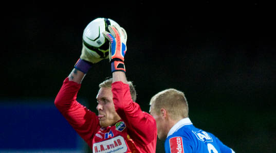 Markus Sandberg, målvakt, Ljungskile, framför Gudjon