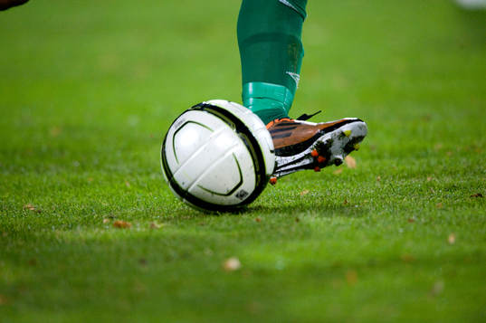 Fot, boll, fotboll, gräs, forbollsskor, bollkontroll