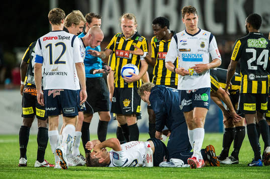 Mikael Dahlberg, Gefle skadas och får bäras ut med bår