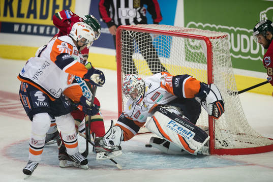 Fredrik Norrena räddar pucken på mållinjen