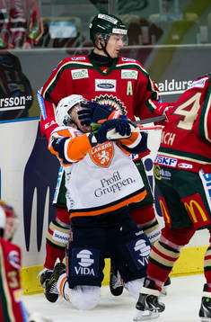 Johan Andersson får en klubba i ansiktet, Per-Johan