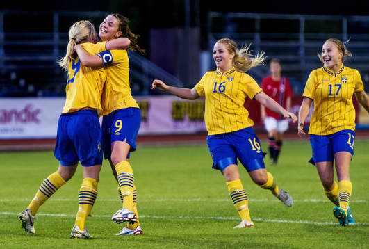 Sverige gör 1-0 i första halvlek genom Mimmi Larsson