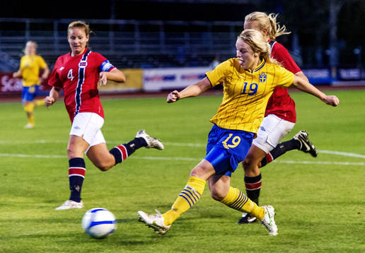 Mimmi Larsson, Sverige, skjuter mot mål