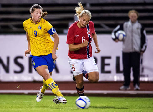 Pauline Hammarlund, Sverige, passar bollen