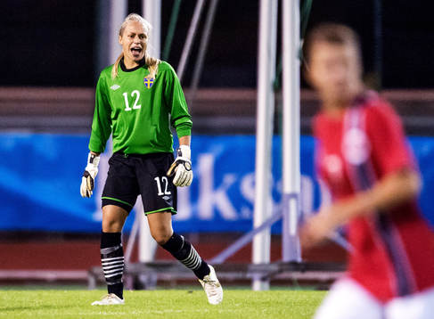 Maja Ohlsson, målvakt, Sverige, ropar åt sina lagkamrater