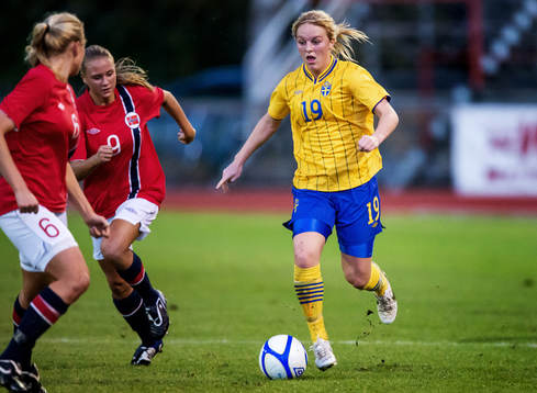Mimmi Larsson, Sverige, med bollen