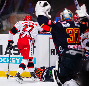 Jacob Dahlström, Södertälje, tacklar Timmy Pettersson,