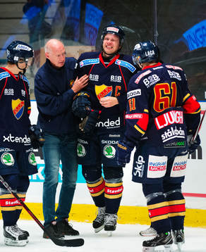 Timmy Pettersson, Djurgården, får lämna isen skadad