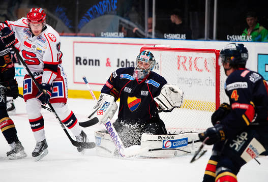 Jonas Engström, Södertälje, oroar framför Chet Pickard,