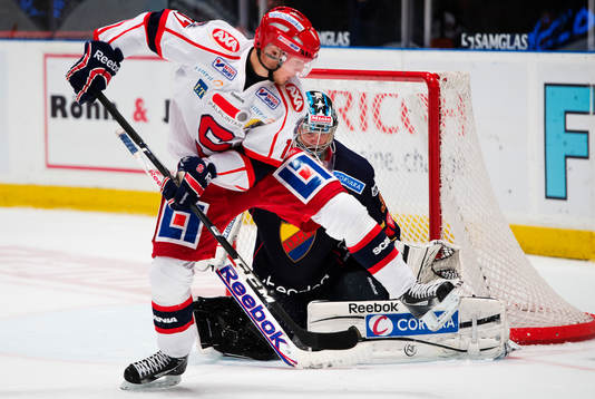 Jonas Engström, Södertälje, oroar framför Chet Pickard,