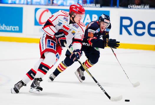 Emil Lundberg, Södertälje, tar sig förbi Pontus Åberg,