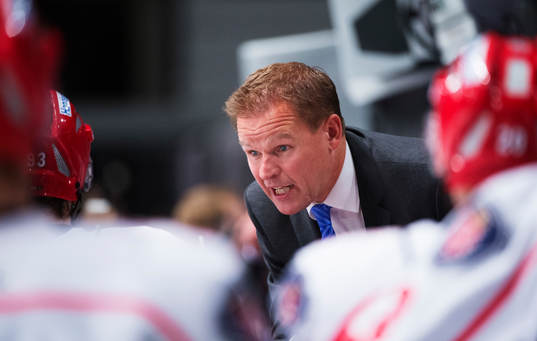 Johan Strömwall, tränare Södertälje, manar på spelarna