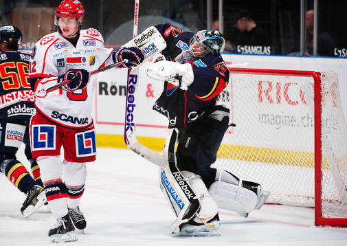 Ziga Jeglic, Södertälje, stöter till Chet Pickard,