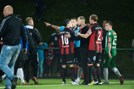 Magnus Ahlsén, domare, bryter bråk mellan Pablo Pinones