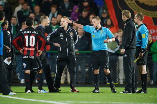 Magnus Ahlsén, domare, bryter bråk mellan Pablo Pinones