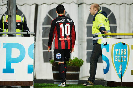 Pablo Pinones, Brommapojkarna blir utvisad