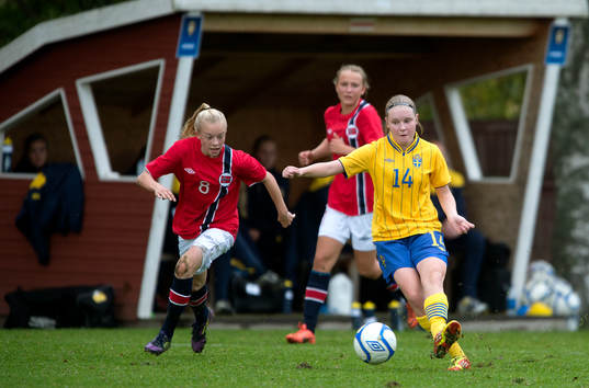 Rebecka Holm Klensmeden, Sverige och Marie D Markussen,