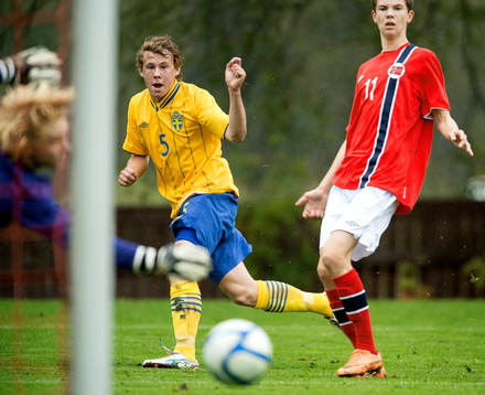 Anton Maikkula, Sverige gör 1-0 målet. Till höger Stian