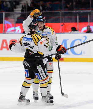 Daniel Widing(#41), jublar med Ryan Gunderson