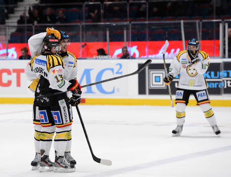 Daniel Widing(#41), jublar med Ryan Gunderson (#13)
