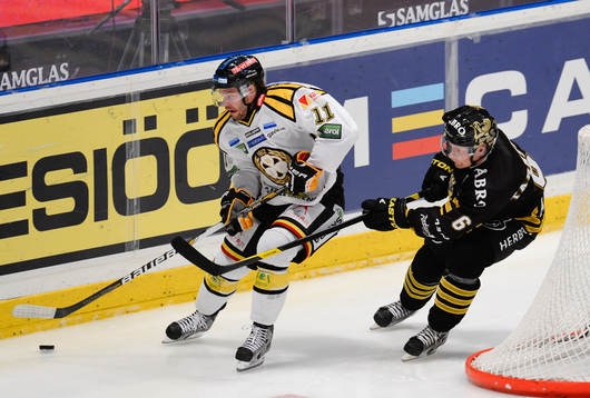 Brynäs Jesper Ollas (vänster), AIK Dick Tärnström