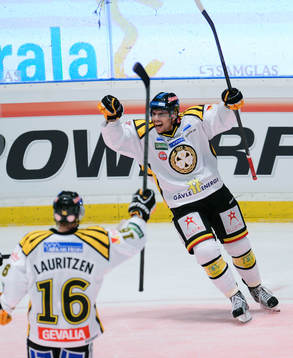 Brynäs Daniel Widing (höger), jublar