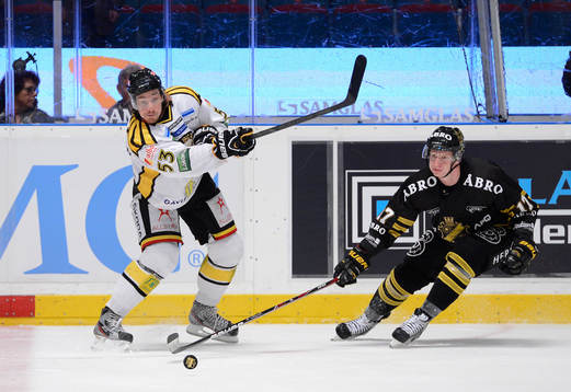 Brynäs Andreas Thuresson (#53), AIK Fredrik Carlsson.