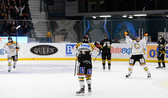 Brynäs Ryan Gunderson (#13),  gör spelet vinnande målet.