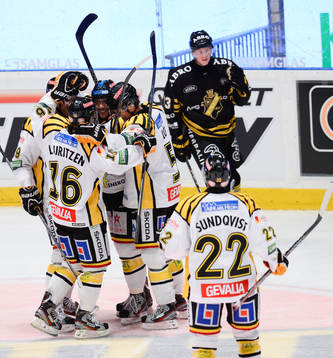 Brynäs Daniel Widing (#41), jublar med laget