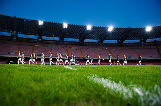AIK-spelarna värmer upp på Stadio San Paolo