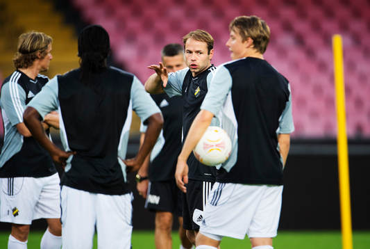Andreas Alm, tränare, ger instruktioner