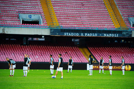 AIK-spelarna värmer upp på Stadio San Paolo