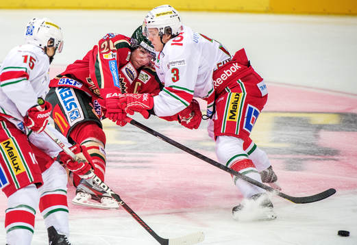 Joel Lundqvist, Frölunda, tacklas av Joonas Lehtivuori,