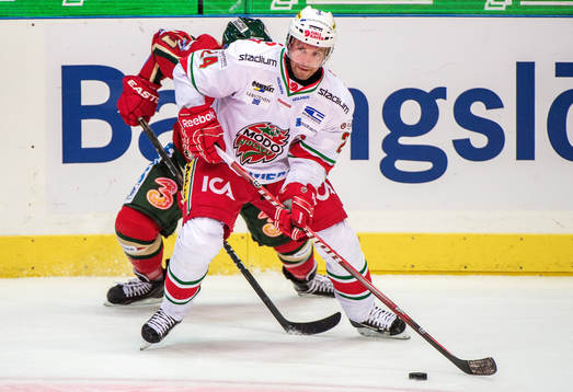 Niklas Sundström, Modo