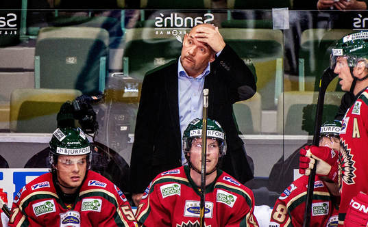 Kent Johansson, tränare Frölunda, kliar sig på huvudet