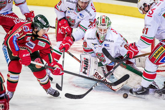 Mats Rosseli Olsen, Frölunda, försöker peta in pucken