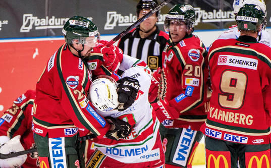 Pierre Johnsson, Frölunda, ger Mario Kempe, Modo, en känga