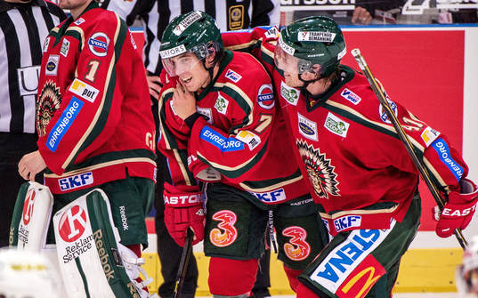 Henrik Tömmernes, Frölunda, gratuleras av Mathis Olimb