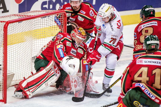 Mario Kempe, Modo, försöker trycka in pucken bakom Julius