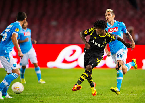Mohamed Bangura, AIK, passar bollen