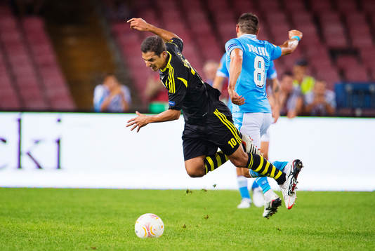 Celso Borges, AIK, faller i en närkamp med Andrea Dossena,