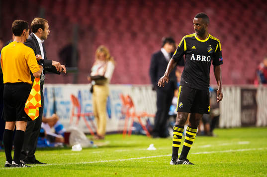 Andreas Alm, tränare AIK, pratar med Henok Goitom