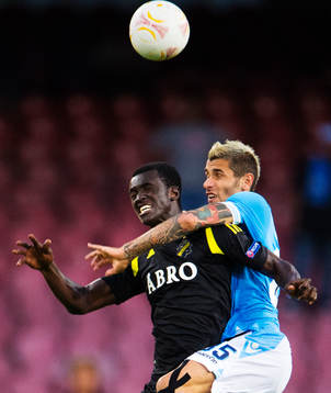 Kwame Karikari, AIK, i en luftduell med Valon Behrami,